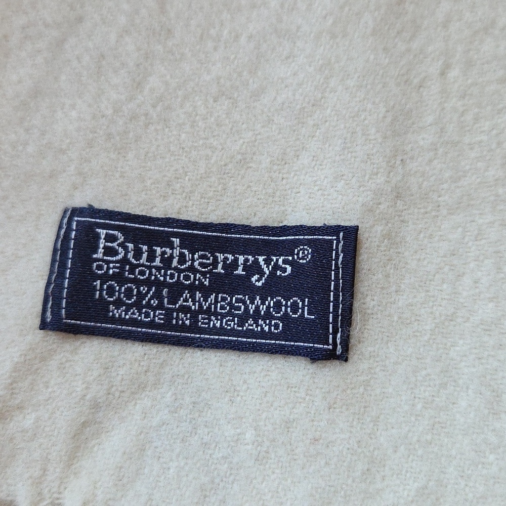 Burberry Luxurious Cream Lambswool Scarf‎ 🧣 - Picture 2 of 6